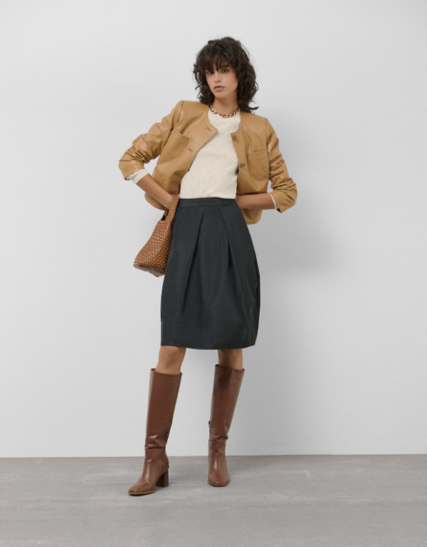 Falda con pliegues en...